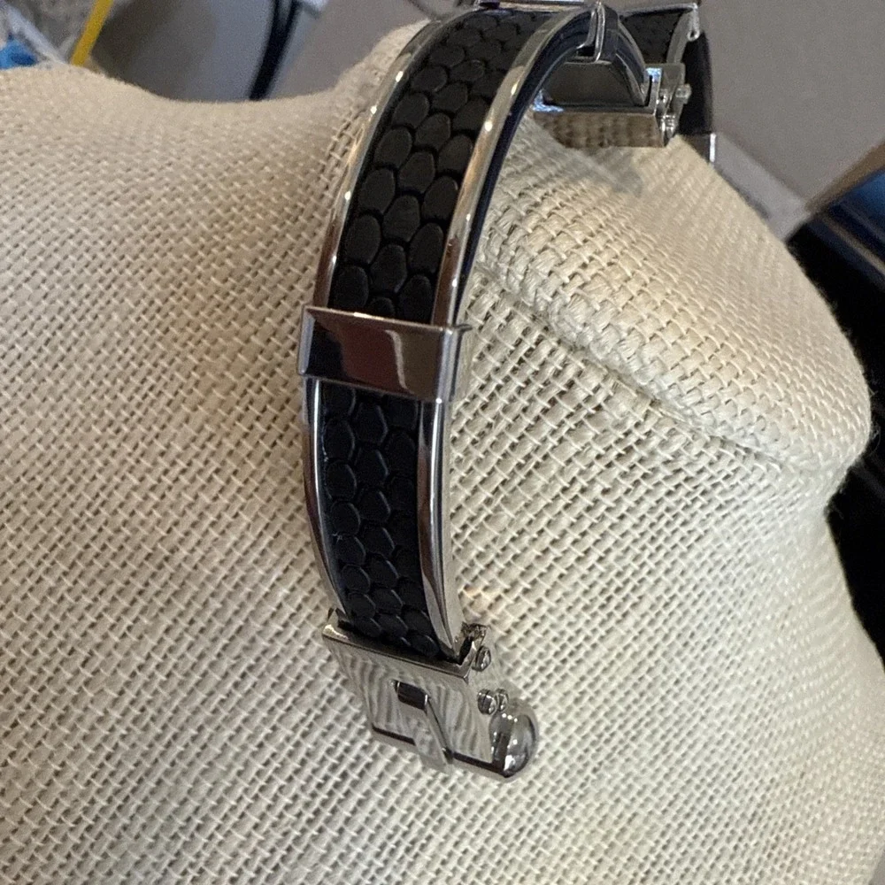 MENS Bracelet Silver Tone Black Accent‎  Sturdy excellent condition